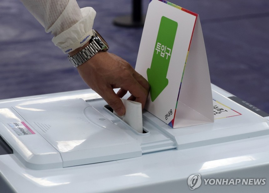 소중한 한 표
(전주=연합뉴스) 나보배 기자 = 제21대 대통령선거 사전투표 첫날인 29일, 전북 전주시 완산구 중화산2동주민센터에 마련된 사전투표소에서 유권자들이 투표하고 있다. 2025.5.29 warm@yna.