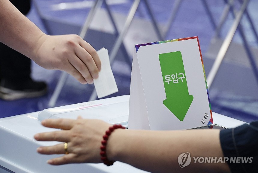 소중한 한표
(제주=연합뉴스) 변지철 기자 = 제21대 대통령선거 사전투표일인 29일 오전 제주시 연동 제주도의회 의원회관 1층에 마련된 사전투표소에서 유권자들이 소중한 한표를 행사하고 있다. 2025.5.29 bj