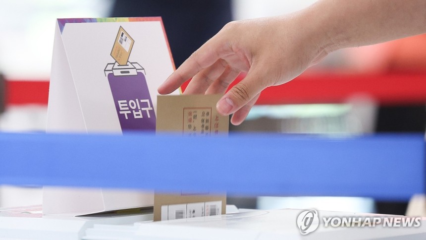'표는 던져졌다'
(대구=연합뉴스) 윤관식 기자 = 제21대 대통령 선거 사전투표 첫날인 29일 대구 달성군 유가읍 행정복지센터에 마련된 사전투표소를 찾은 유권자가 투표하고 있다. 2025.5.29 psik@yna.