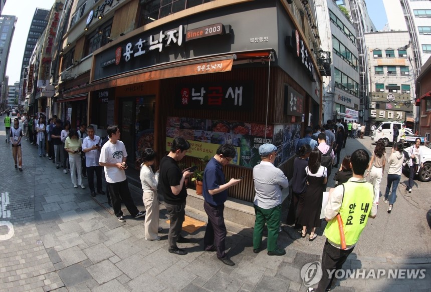 길게 늘어선 사전투표 행렬
(서울=연합뉴스) 김도훈 기자 = 제21대 대통령 선거 사전투표 첫날인 29일 사전투표소가 설치된 서울 중구 소공동주민센터 주위로 유권자들이 투표를 위해 길게 줄지어 서 있다. 2025.5