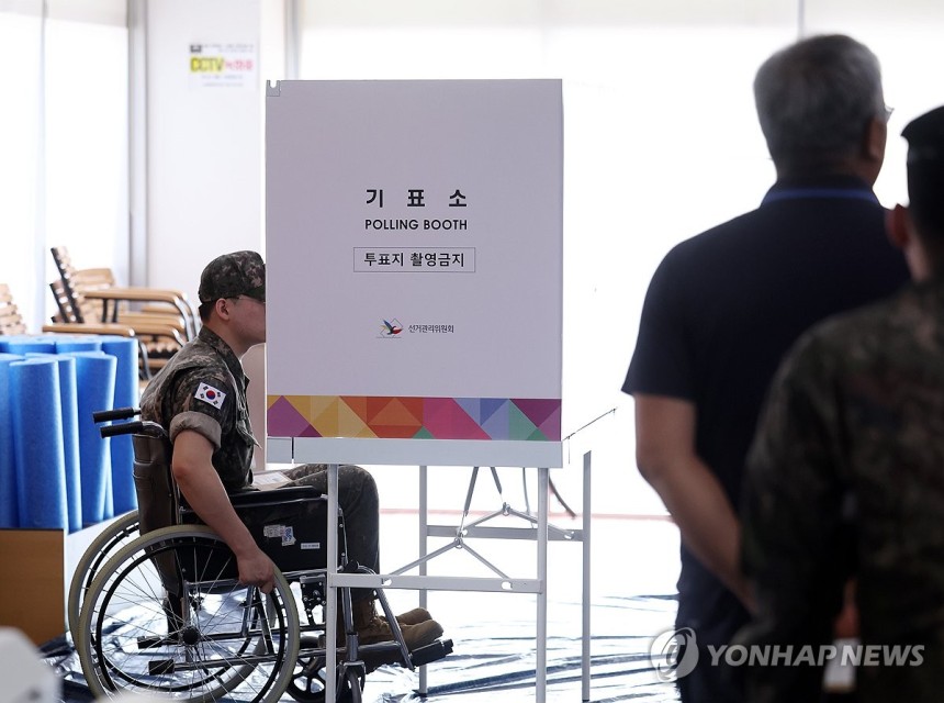 힘들어도 투표는 반드시
(춘천=연합뉴스) 양지웅 기자 = 제21대 대통령선거 사전투표 첫날인 29일 강원 춘천시 신북읍 주민자치센터에 마련된 사전투표소에서 몸이 불편한 장병이 투표에 참여하고 있다. 2025.5.29
