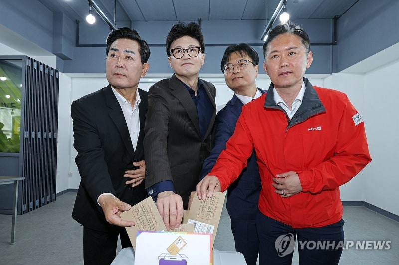 [<b>사전투표</b>] <b>한동훈</b> "호남에서 지는 걸 알면서 싸우는 사람 이해를"