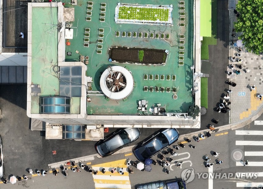 건물 둘러싼 투표 대기줄 (서울=연합뉴스) 김성민 기자 = 제21대 대통령선거 사전투표 첫날인 29일 서울 강남구 삼성2동주민센터에 마련된 사전투표소 앞에서 시민들이 줄을 서 기다리고 있다. 2025.5.29 ksm