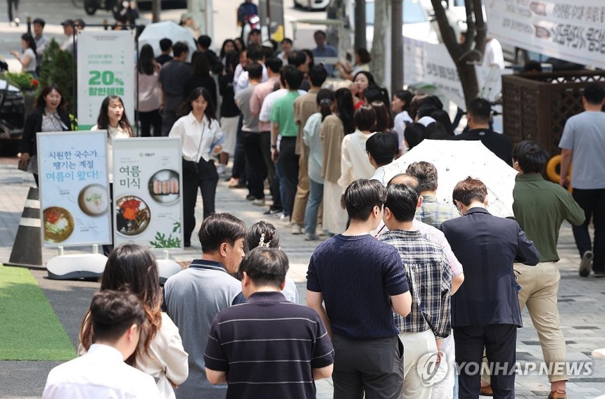투표 기다리는 시민들 (서울=연합뉴스) 김성민 기자 = 제21대 대통령선거 사전투표 첫날인 29일 서울 강남구 삼성2동주민센터에 마련된 사전투표소 앞에서 시민들이 줄을 서 기다리고 있다. 2025.5.29 ksm79