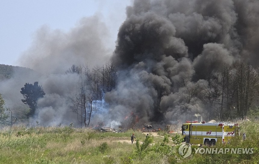 포항서 초계기 추락…치솟는 연기
(포항=연합뉴스) 29일 오후 1시 52분께 경북 포항시 남구에서 해군 초계기가 추락해 검은 연기가 치솟고 있다. 2025.5.29 [독자 제공. 재판매 및 DB 금지] haru@yn