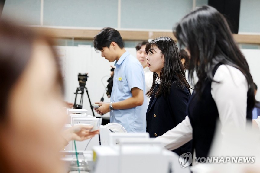 '생애 첫 투표'
(광주=연합뉴스) 정다움 기자 = 제21대 대통령 선거 사전투표 첫날인 29일 오후 광주 서구 화정2동 사전투표소에서 지역 고등학교 3학년 학생들이 생애 첫 투표를 위해 투표용지를 건네받고 있다. 