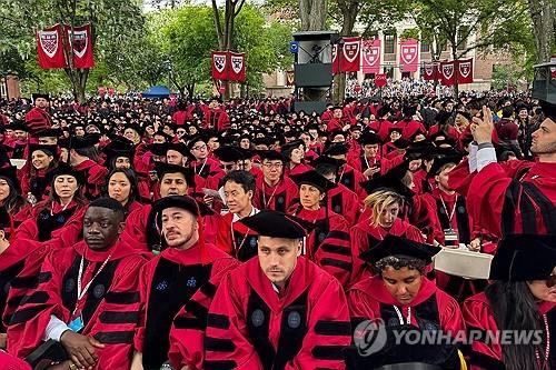 하버드대 졸업식에 참석한 졸업생들
[케임브리지&lt;미 매사추세츠주&gt; AFP=연합뉴스. 재판매 및 DB 금지]