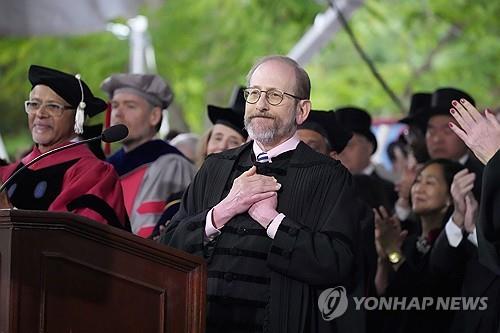 기립박수에 화답하는 가버 하버드대 총장
[캠브리지 AP=연합뉴스. 재판매 및 DB 금지]