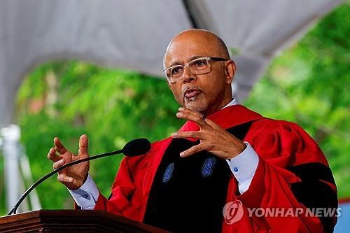 하버드대에서 졸업축하 연설을 하는 버기즈 교수
[케임브리지 로이터=연합뉴스. 재판매 및 DB 금지]