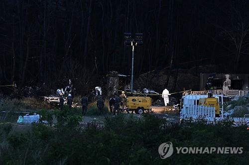 야간에도 이어지는 사고 수습
(포항=연합뉴스) 손대성 기자 = 29일 경북 포항시 남구 해군 초계기 추락사고 현장에서 군 관계자가 조명등을 켜고 현장을 수습하고 있다. 2025.5.29