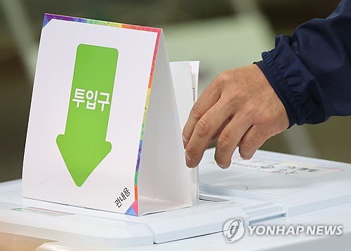 대선 사전투표 둘째 날 한표 행사
(부산=연합뉴스) 강선배 기자 = 제21대 대통령 선거 사전투표 둘째 날인 30일 부산 수영 동원로얄듀크 101동 지하 휘트니스센터에 마련된 사전투표소에서 유권자들이 소중한 한표를 