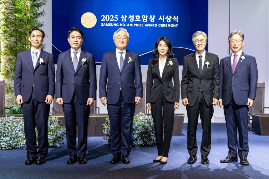 삼성호암상 수상자들이 30일 서울 신라호텔 다이너스티홀에서 열린 '2025 삼성호암상 시상식'에서 기념 촬영을 하고 있다. 왼쪽부터 과학상 물리·수학부문 신석우 UC버클리 교수, 과학상 화학·생명과학부문 정종경 서울