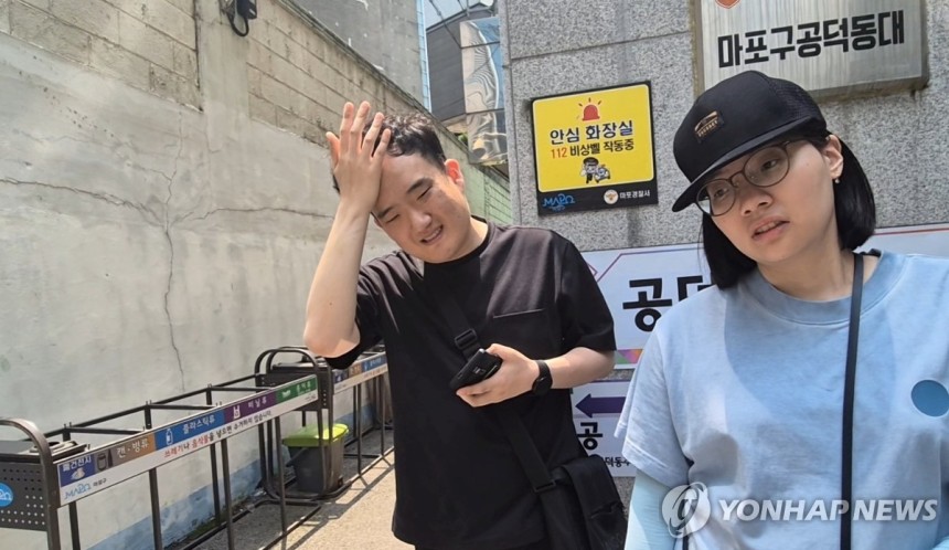 "투표는 어려워요"
(서울=연합뉴스) 이승연 기자 = 발달장애인 장하훈(30) 씨가 지난 29일 서울 마포구 공덕동 주민센터 투표소 앞에서 멋쩍은 웃음을 짓고 있다. 2025.5.30 winkite@yna.co.kr