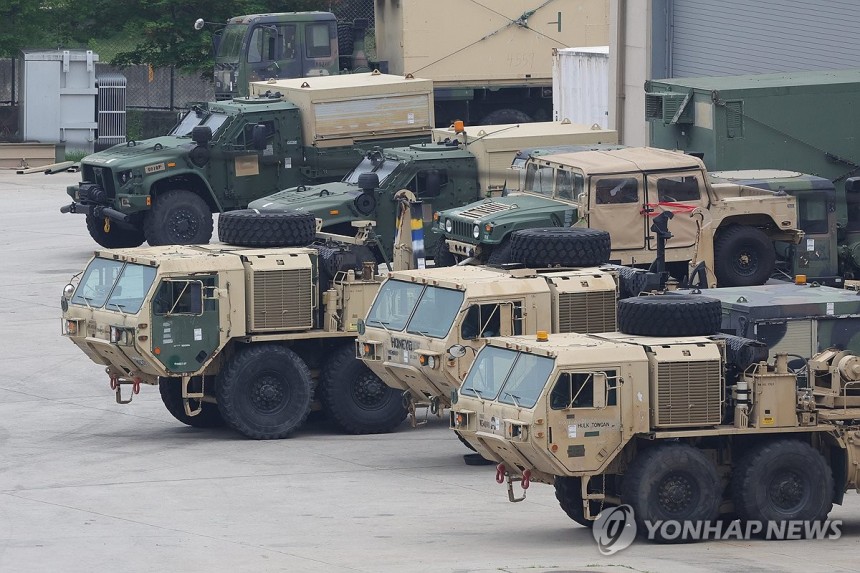 대기 중인 미군 차량
(동두천=연합뉴스) 임병식 기자 = 미국 언론이 미 정부가 주한미군 감축을 검토하고 있다고 보도한 23일 오전 경기도 동두천시의 주한미군 기지에서 미군 차량이 대기하고 있다. 2025.5.23 