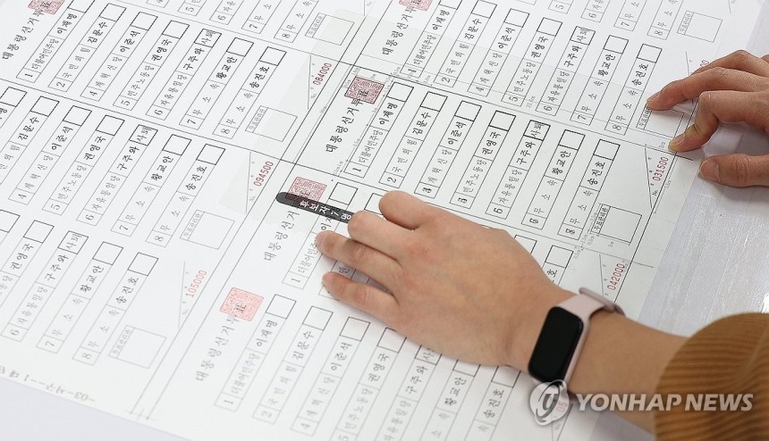 대선 투표용지 확인·점검
(대구=연합뉴스) 윤관식 기자 = 25일 대구 달서구 한 인쇄공장에서 대구시선관위 관계자가 인쇄된 제21대 대통령선거 투표지를 확인·점검하고 있다. 2025.5.25 psik@yna.co.k