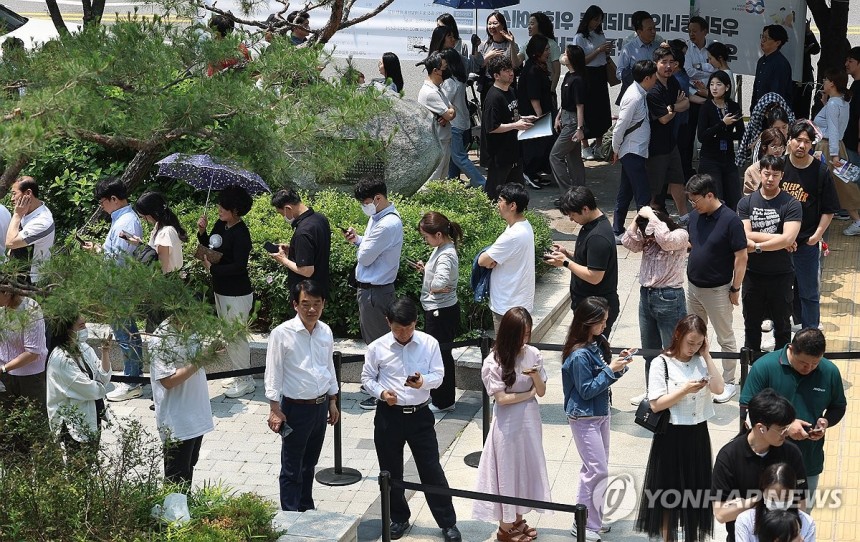 12시 사전투표율 8.7% 역대 최고, 점심 시간 투표 나온 유권자들
(서울=연합뉴스) 김도훈 기자 = 제21대 대통령 선거 사전투표 첫날인 29일 점심시간을 맞아 서울 강남구 역삼1동주민센터에 마련된 사전투표소를 