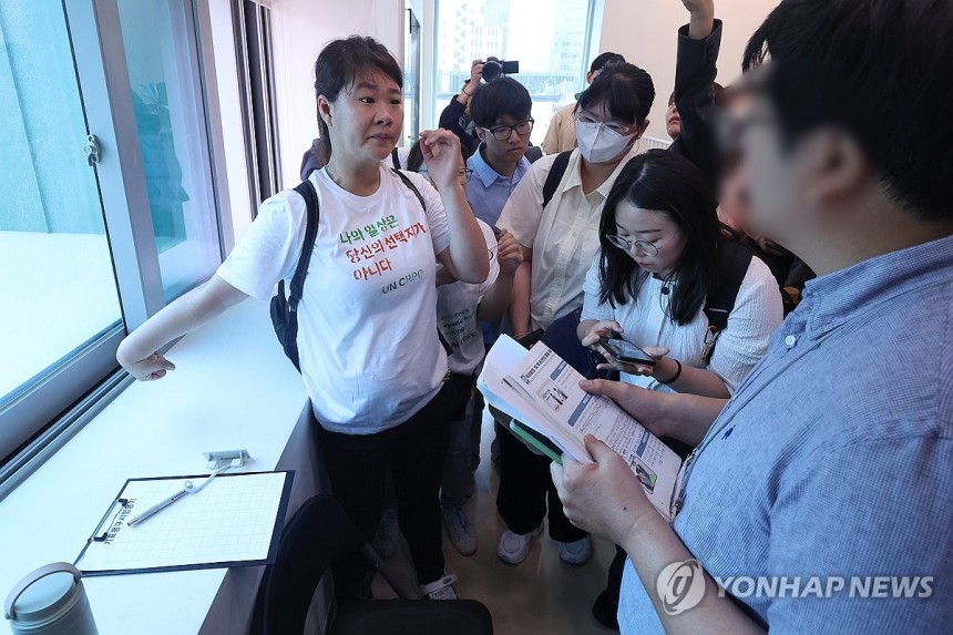 투표 보조 불가 설명 듣는 발달장애인들
(서울=연합뉴스) 서대연 기자 = 지난 29일 서울 종로구 사직동주민센터에 마련된 사전투표소에서 참정권 보장 요구 기자회견을 마친 발달장애인들이 사전투표관리관에게 투표 보조인 