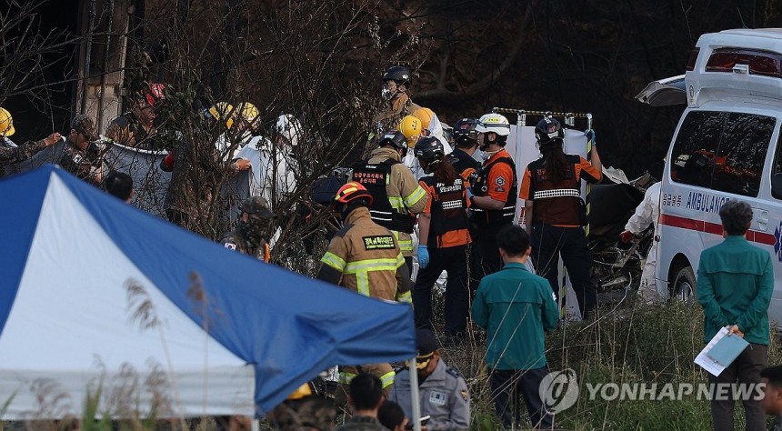 해군 초계기 추락 현장서 탑승자 시신 모두 수습
(포항=연합뉴스) 윤관식 기자 = 29일 경북 포항시 남구 동해면 신정리 해군 초계기 추락 현장에서 군 관계자들이 탑승자 시신을 수습하고 있다. 2025.5.29 ps