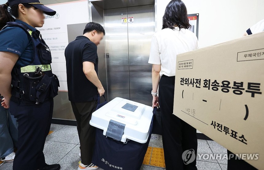 보관 장소로 옮겨지는 사전투표함
(의왕=연합뉴스) 홍기원 기자 = 제21대 대통령선거 사전투표 첫날인 29일 경기도 의왕시 내손1동 주민센터에 마련된 사전투표소에서 투표가 종료되자 관계자들이 사전투표함과 관외사전회송