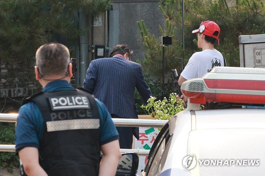 신촌동사전투표소 앞 '부정선거 감시단'
(서울=연합뉴스) 신현우 기자 = 21대 대통령 선거 사전투표 둘째날인 30일 서울 서대문구 구 신촌동주민센터에 마련된 신촌동사전투표소에서 부정선거를 주장하는 시민들이 스마트폰