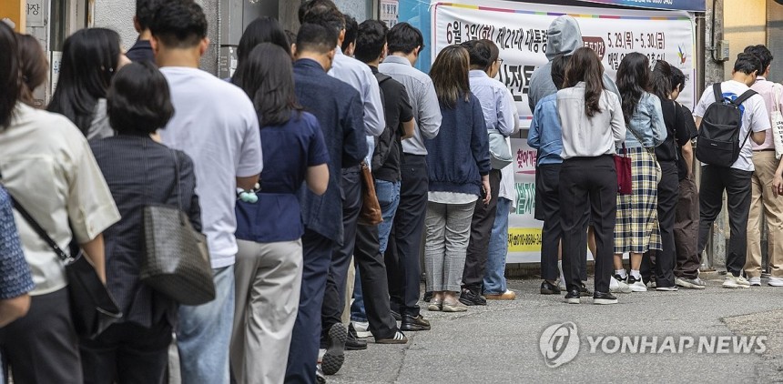 사전투표 이틀째, 아침부터 긴 행렬
(서울=연합뉴스) 황광모 기자 = 21대 대통령선거 사전투표 이틀째인 30일 오전 서울 중구 소공동 주민센터에 마련된 사전투표소가 회사 출근길에 투표하려는 시민들로 붐비고 있다. 