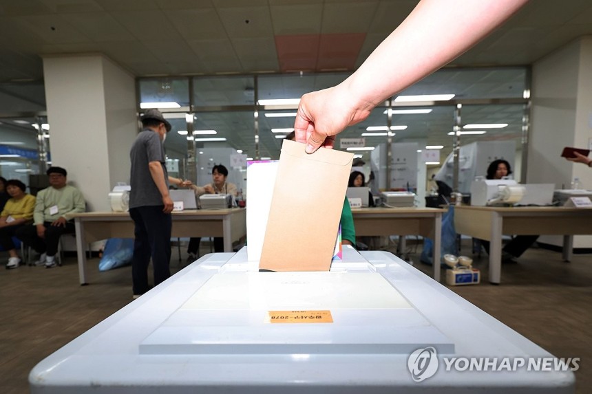 '소중한 한표'
(광주=연합뉴스) 정다움 기자 = 제21대 대통령선거 사전투표 이틀째인 30일 오전 광주 서구 광주학생교육문화회관에 마련된 사전투표소에서 유권자들이 투표하고 있다. 2025.5.30 daum@yna.