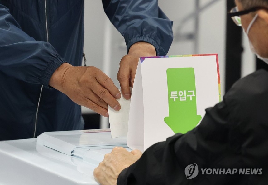 소중한 한표 행사하는 유권자들
(부산=연합뉴스) 강선배 기자 = 제21대 대통령 선거 사전투표 둘째 날인 30일 부산 수영 광안3동 행정복지센터 지하 강당에 마련된 사전투표소에서 유권자들이 소중한 한표를 행사하고 있