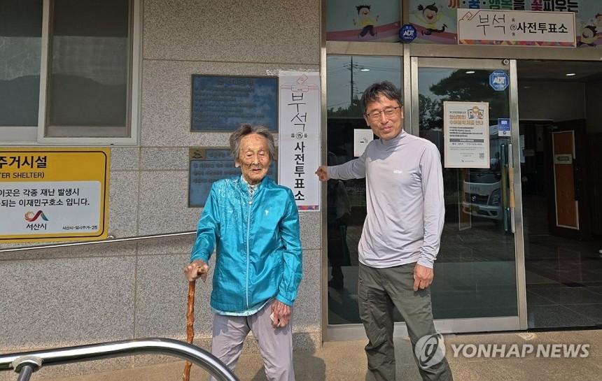 108세 할머니도 소중한 한 표
(서산=연합뉴스) 충남 서산시 최고령 유권자인 마호순(108·부석면 봉락리) 할머니가 30일 오전 9시 20분께 막내아들과 함께 부석초등학교에 마련된 사전투표소를 방문해 소중한 한 표