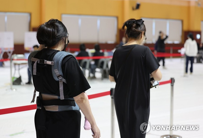 사전투표 둘째 날
(울산=연합뉴스) 장지현 기자 = 제21대 대통령선거 사전투표 둘째 날인 30일 오전 울산 울주군 국민체육센터에 마련된 범서읍 사전투표소에서 유권자들이 투표에 참여하고 있다. 2025.5.30 jj