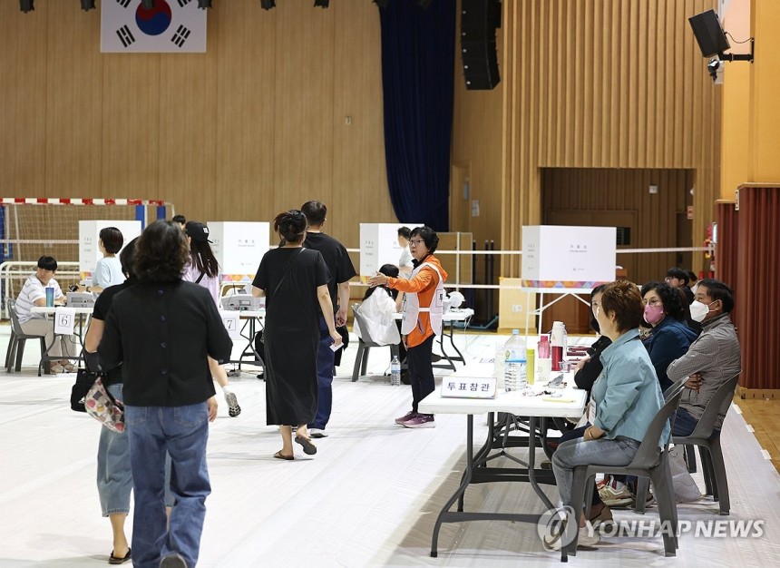 사전투표 둘째 날
(울산=연합뉴스) 장지현 기자 = 제21대 대통령선거 사전투표 둘째 날인 30일 오전 울산 울주군 국민체육센터에 마련된 범서읍 사전투표소에서 유권자들이 투표에 참여하고 있다. 2025.5.30 jj