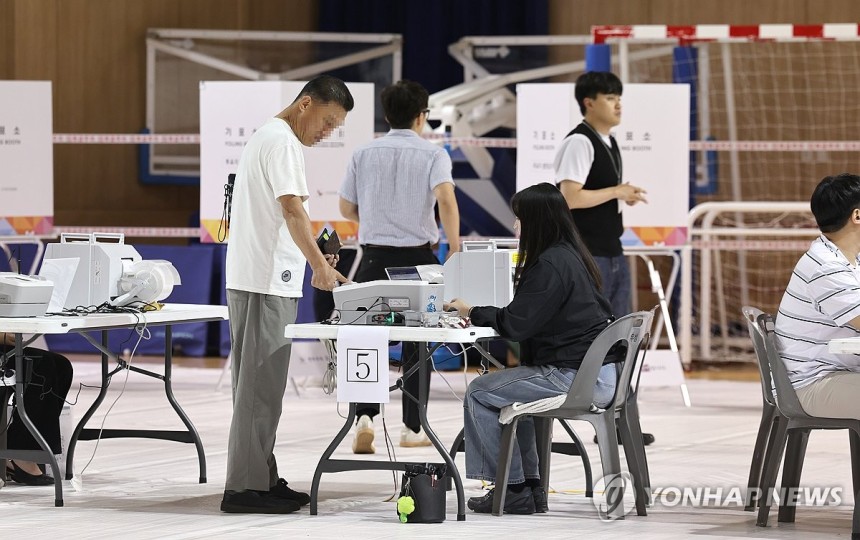 사전투표 나선 유권자들
(울산=연합뉴스) 장지현 기자 = 제21대 대통령선거 사전투표 둘째 날인 30일 오전 울산 울주군 국민체육센터에 마련된 범서읍 사전투표소에서 유권자들이 투표에 참여하고 있다. 2025.5.30