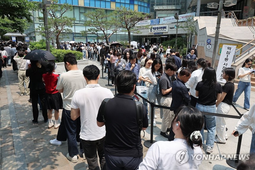 사전투표 D+2, 투표행렬 계속
(서울=연합뉴스) 임화영 기자 = 제21대 대통령선거 사전투표 둘째 날인 30일 서울 강남구 역삼1동주민센터에 마련된 사전투표소에서 유권자들이 투표를 위해 줄을 서 있다. 2025.5