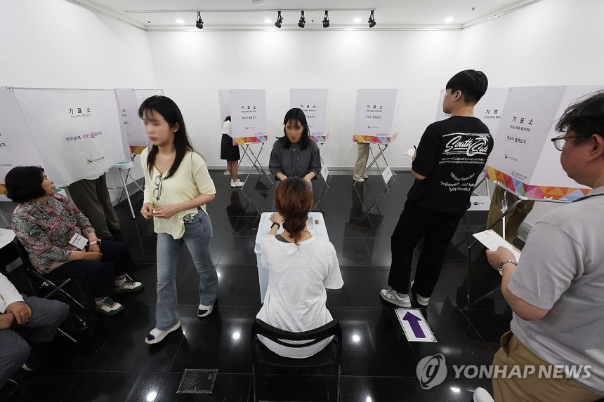 사전투표 이틀차
(서울=연합뉴스) 임화영 기자 = 제21대 대통령선거 사전투표 둘째 날인 30일 서울 강남구 역삼1동주민센터에 마련된 사전투표소에서 유권자들이 투표하고 있다. 2025.5.30 hwayoung7@yn