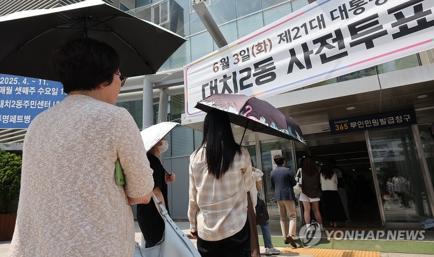 무더위 속 투표 열기
(서울=연합뉴스) 이진욱 기자 = 제21대 대통령 선거 사전투표 둘째 날인 30일 서울 강남구 대치2동주민센터에 마련된 사전투표소에서 유권자들이 투표를 위해 줄 서 있다. 기상청은 이날 낮 최고