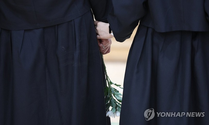 순직 해군 손에 들린 조화
(포항=연합뉴스) 윤관식 기자 = 30일 경북 포항시 남구 해군 항공사령부 체육관에 마련된 '해군 P-3CK 917호기 순직자 합동분향소'에서 순직 해군 유족들이 손을 잡고 서 있다. 20