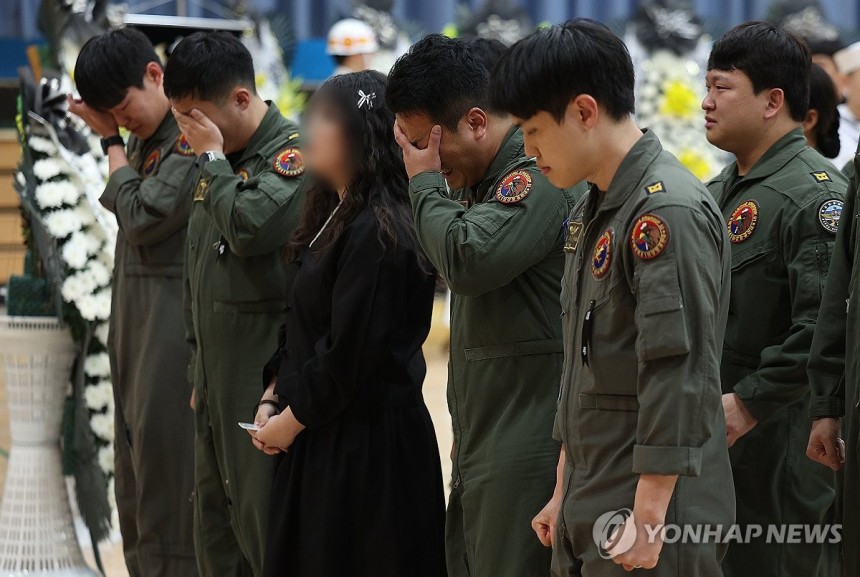 순직 해군 영정 앞에 선 유족과 동료들
(포항=연합뉴스) 윤관식 기자 = 30일 경북 포항시 남구 해군 항공사령부 체육관에 마련된 '해군 P-3CK 917호기 순직자 합동분향소'에서 순직 해군의 유족과 동료들이 영정