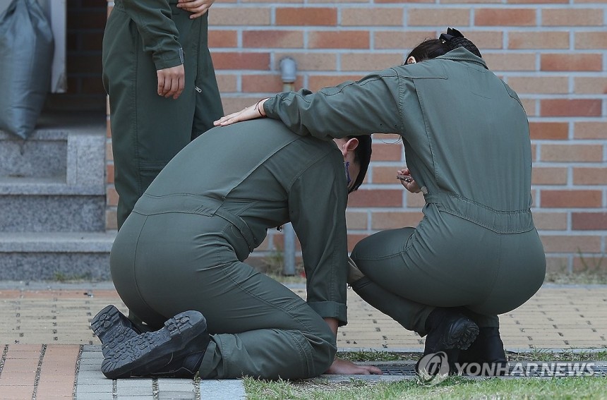 동료 잃고 오열하는 해군
(포항=연합뉴스) 윤관식 기자 = 30일 경북 포항시 남구 해군 항공사령부 체육관에 마련된 '해군 P-3CK 917호기 순직자 합동분향소'에서 순직 해군의 동료들이 조문을 마치고 슬퍼하고 있