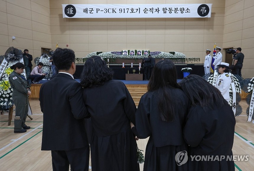 순직 해군 합동분향소
(포항=연합뉴스) 윤관식 기자 = 30일 경북 포항시 남구 해군 항공사령부 체육관에 마련된 '해군 P-3CK 917호기 순직자 합동분향소'에서 순직 해군의 동료들이 조문을 마치고 슬퍼하고 있다.