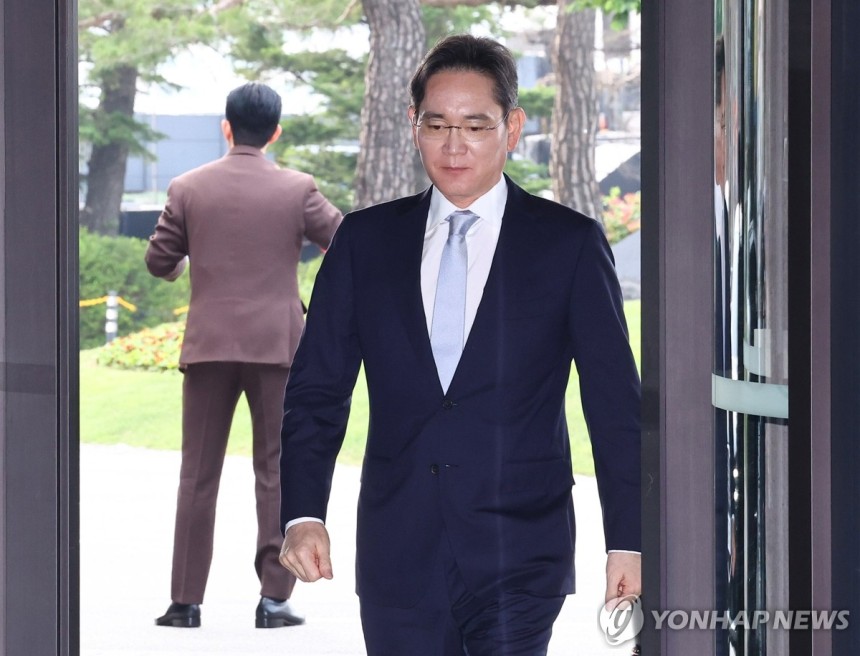 삼성 호암상 시상식 참석하는 이재용 회장
(서울=연합뉴스) 서대연 기자 = 이재용 삼성전자 회장이 30일 서울 중구 신라호텔에서 열린 2025 삼성호암상 시상식에 참석하기 위해 이동하고 있다. 2025.5.30 dw