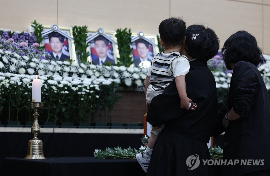 순직 해군 배웅하는 어린 아들
(포항=연합뉴스) 윤관식 기자 = 30일 경북 포항시 남구 해군 항공사령부 체육관에 마련된 '해군 P-3CK 917호기 순직자 합동분향소'에서 순직 해군의 유족과 어린 아들이 헌화하고 