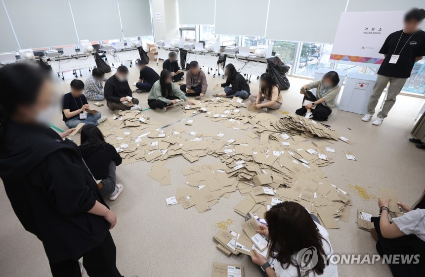 대선 사전투표 끝
(서울=연합뉴스) 김도훈 기자 = 제21대 대통령선거 사전투표 둘째 날인 30일 서울 중구 을지누리센터에 마련된 사전투표소에서 사전투표사무원들이 참관인 및 공정선거참관단이 지켜보는 가운데 관외투표함