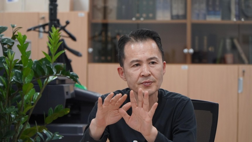 연합뉴스와 인터뷰 중인 송준영 씨
[고아권익연대 촬영]