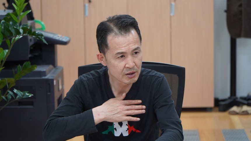 연합뉴스와 인터뷰 중인 송준영 씨 
[고아권익연대 촬영]