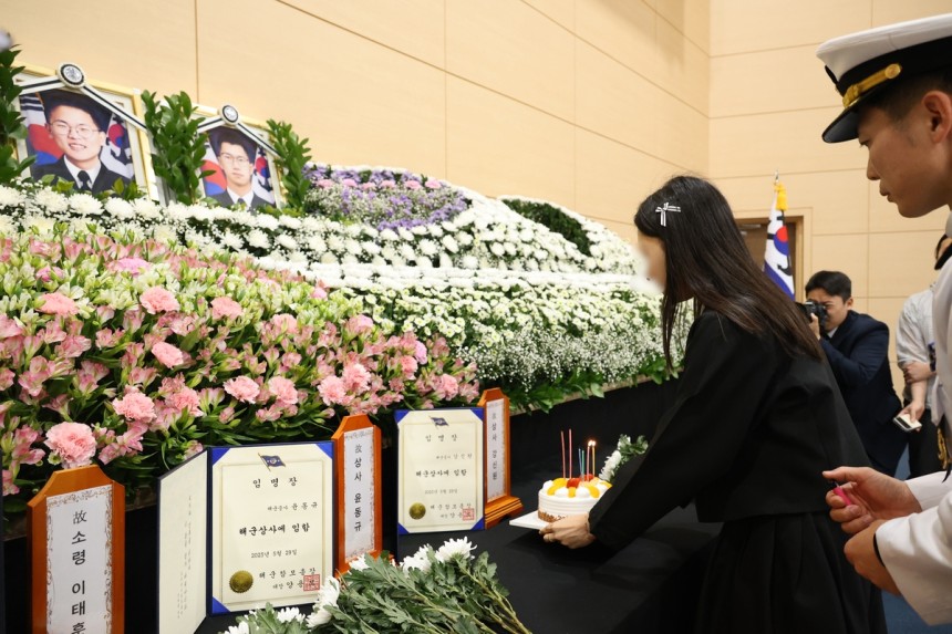 영정사진 앞 놓이는 생일 케이크
[촬영 황수빈]