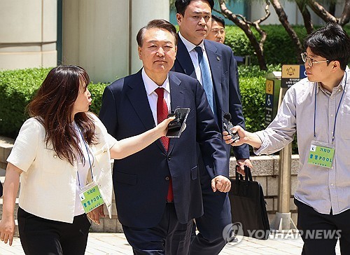 5차 오전 공판 마친 윤 전 대통령
    (서울=연합뉴스) 윤석열 전 대통령이 26일 서울 서초구 서울중앙지방법원에서 열린 내란 우두머리 혐의ㆍ직권남용 권리행사 방해 혐의 사건 5차 오전 공판을 마친 후 차량으로 