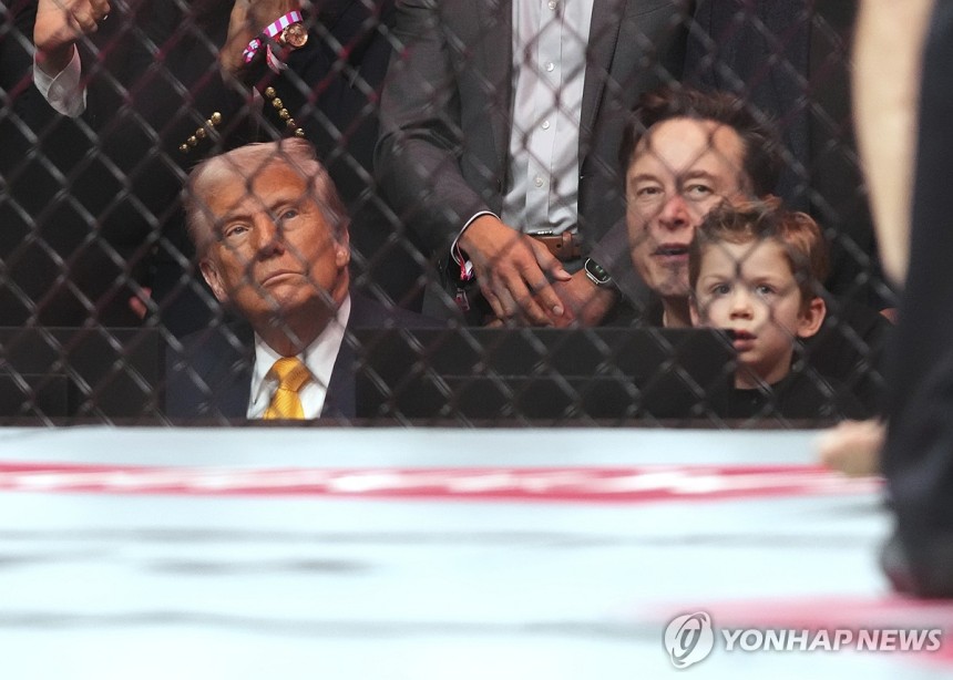 지난 4월 UFC 경기 관람하는 트럼프, 머스크, 엑스 
[AP=연합뉴스 자료사진]