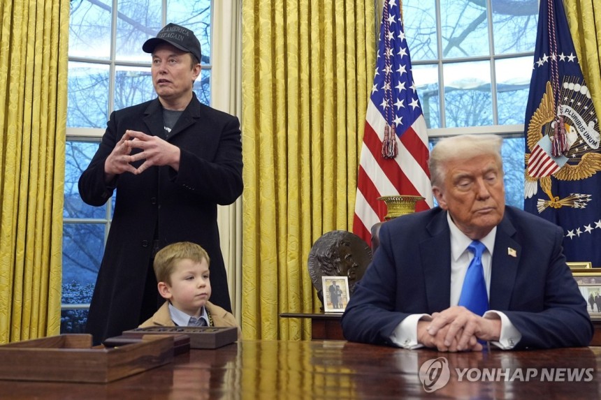 지난 2월 백악관 집무실의 머스크, 엑스(머크의 아들), 트럼프 대통령.
[AP=연합뉴스 자료사진]