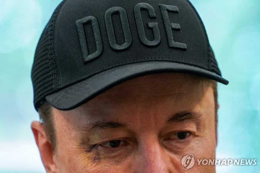 오른쪽 눈가에 멍이 든 채 백악관에 나탄난 일론 머스크
[로이터=연합뉴스]