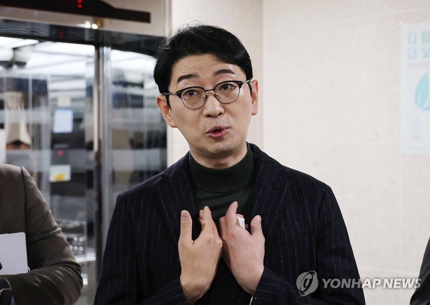 질문에 답변하는 주진우 의원
(서울=연합뉴스) 김주형 기자 = 국민의힘 주진우 의원이 21일 국회 소통관에서 '고위공직자범죄수사처(공수처)가 윤석열 대통령을 내란 혐의로 수사하는 과정에서 서울중앙지법으로부터 영장을 