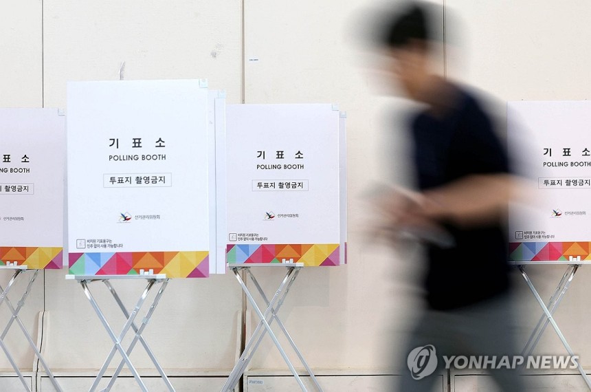 사전투표 준비 분주
(광주=연합뉴스) 제21대 대통령 선거 사전투표를 이틀 앞둔 27일 광주 북구 용봉동 사전투표소에서 동 행정복지센터 선거사무원들이 기표소를 설치하고 있다. 2025.5.27 [광주 북구 제공. 재